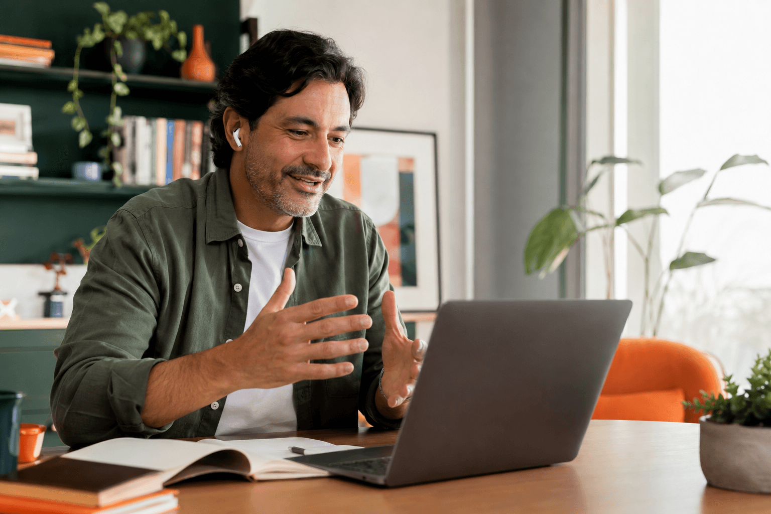 Expert compartilhando conhecimento em uma conversa pelo notebook